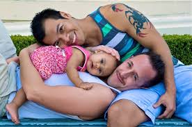 20151110024559-adopcion-gay.jpg